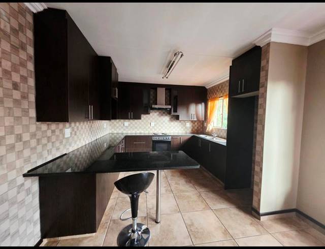 8 BEDROOM HOUSE FOR SALE IN GLEN MARAIS